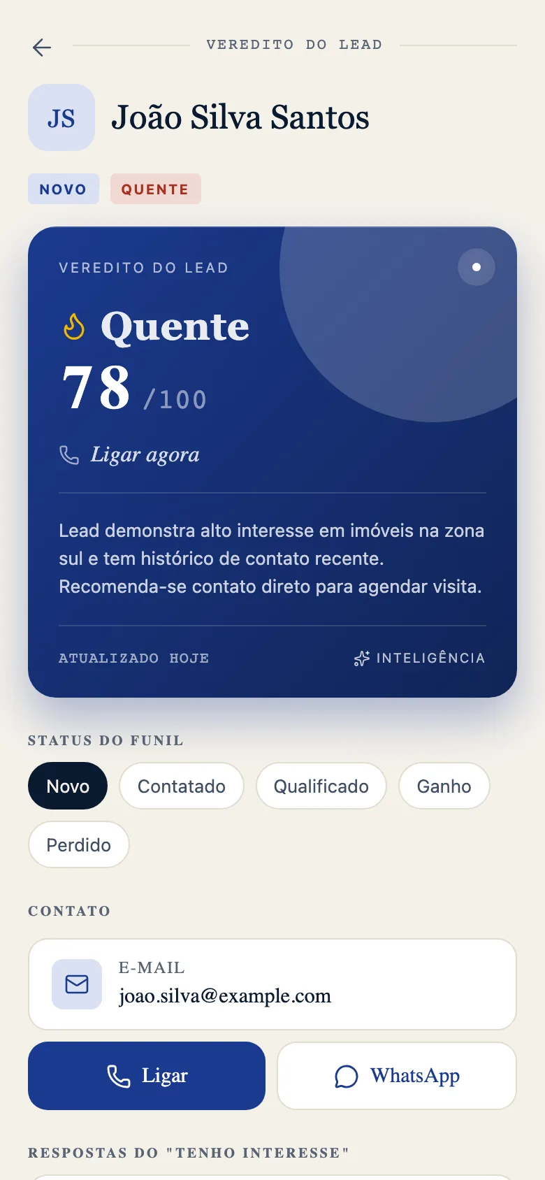 Tela de detalhe do lead no app do corretor, com o veredito do lead em 78 de 100, o rótulo Quente, a ação sugerida Ligar agora e as respostas do formulário de interesse.